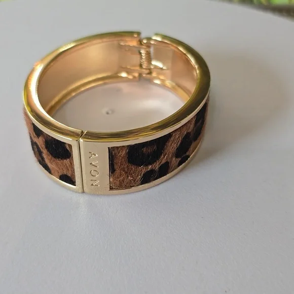 Avon Leopard Faux Fur Gold Tone Hinged Bangle Bracelet NIB - Picture 8 of 8
